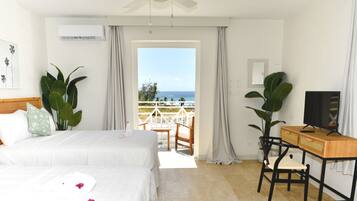 Habitación estándar, 1 cama matrimonial, vista al océano | Caja de seguridad en la habitación y escritorio