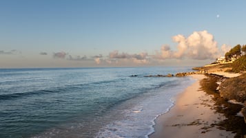 Una spiaggia nelle vicinanze, sabbia bianca