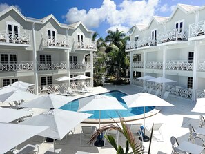 Outdoor pool, pool umbrellas, sun loungers - South Point Hotel (Oistins)