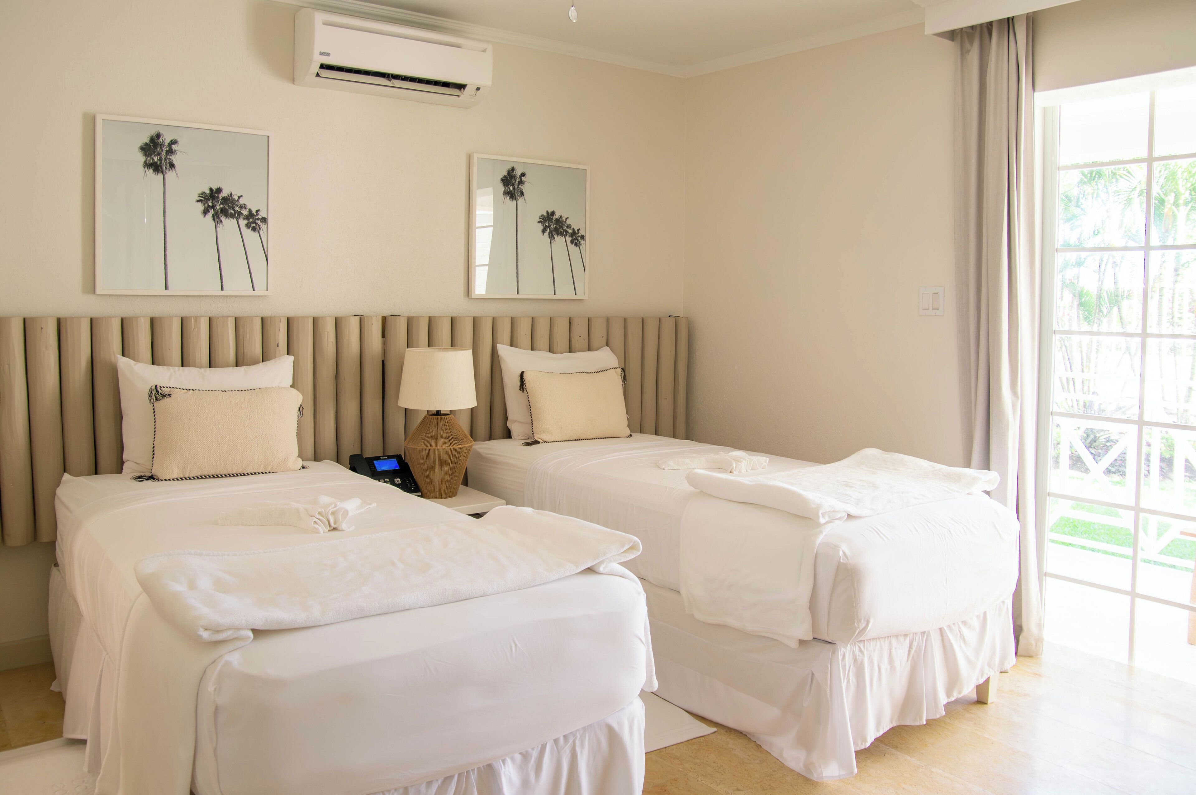 Standaard Twin kamer, uitzicht op tuin | Een kluis op de kamer, een bureau, een laptopwerkplek