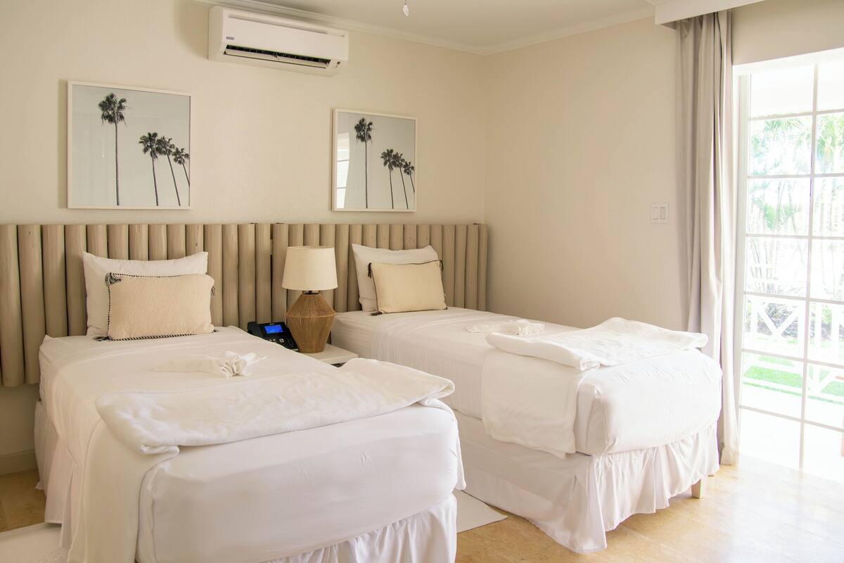 Standard Twin Room, Garden View | In-room safe, desk, laptop workspace, blackout drapes
