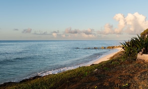 Pantai berhampiran, pasir putih