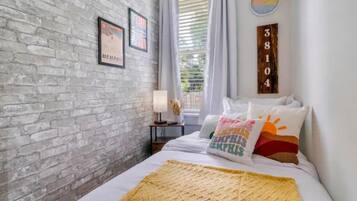 3 bedrooms, desk, WiFi, bed sheets