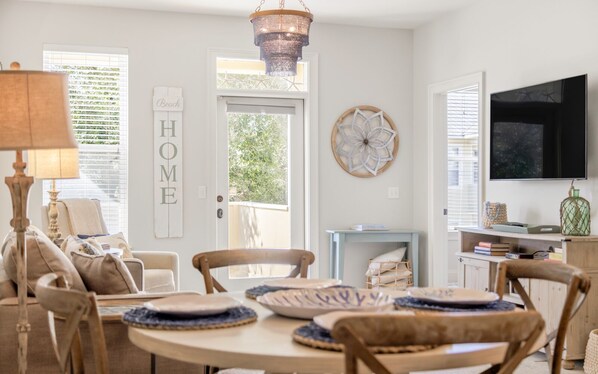 Smart TV - STEPS TO BEACH. POOL. BIKES. HEART OF 30A! (Santa Rosa Beach)