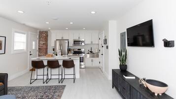 Jääkaappi, mikroaaltouuni, uuni, liesi