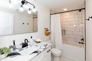 Hair dryer, towels - One Bedroom Boutique Suite Downtown Sandusky (Sandusky)