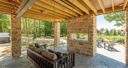Elegant Luxury Lodge w/ Views, Hot Tub & Games