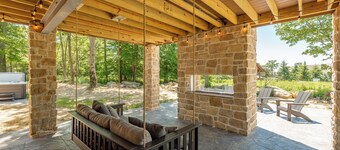Elegant Luxury Lodge w/ Views, Hot Tub & Games
