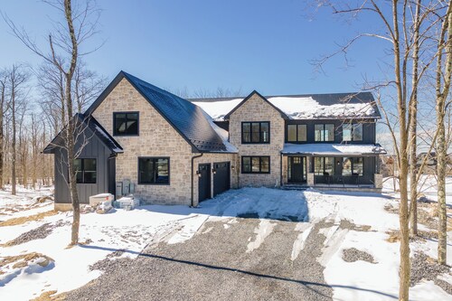 Elegant Luxury Lodge w/ Views, Hot Tub & Games
