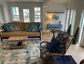 Living area - BEAUTIFUL LAKE HAMILTON COTTAGE - GREAT LOCATION, GREAT VIEWS - ADORABLE 3BD/3B (Hot Springs)