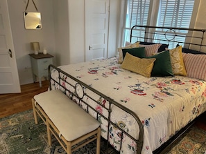3 habitaciones, tabla de planchar con plancha, wifi y ropa de cama 