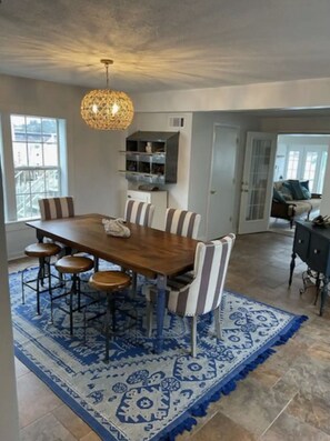 Dining - BEAUTIFUL LAKE HAMILTON COTTAGE - GREAT LOCATION, GREAT VIEWS - ADORABLE 3BD/3B (Hot Springs)