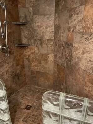 Shower, hair dryer, towels, soap - BEAUTIFUL LAKE HAMILTON COTTAGE - GREAT LOCATION, GREAT VIEWS - ADORABLE  3BD/3B (Hot Springs)
