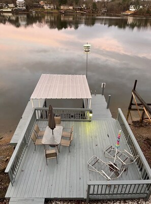 Outdoor dining - BEAUTIFUL LAKE HAMILTON COTTAGE - GREAT LOCATION, GREAT VIEWS - ADORABLE  3BD/3B (Hot Springs)