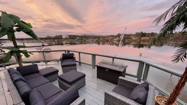 A deck with wicker furniture and a water view. - BEAUTIFUL LAKE HAMILTON COTTAGE - GREAT LOCATION, GREAT VIEWS - ADORABLE  3BD/3B (Hot Springs)