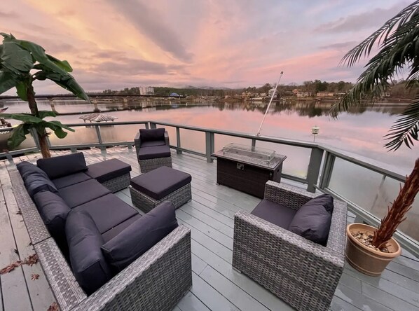 Property grounds - BEAUTIFUL LAKE HAMILTON COTTAGE - GREAT LOCATION, GREAT VIEWS - ADORABLE 3BD/3B (Hot Springs)