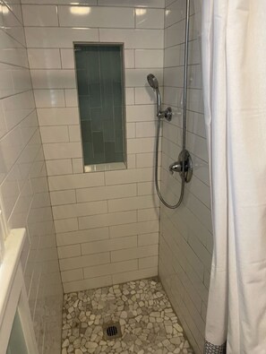 Shower, hair dryer, towels, soap - BEAUTIFUL LAKE HAMILTON COTTAGE - GREAT LOCATION, GREAT VIEWS - ADORABLE 3BD/3B (Hot Springs)