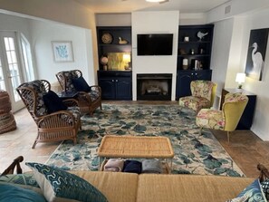 Living area - BEAUTIFUL LAKE HAMILTON COTTAGE - GREAT LOCATION, GREAT VIEWS - ADORABLE 3BD/3B (Hot Springs)