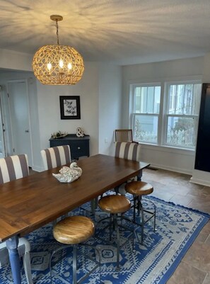 Dining - BEAUTIFUL LAKE HAMILTON COTTAGE - GREAT LOCATION, GREAT VIEWS - ADORABLE  3BD/3B (Hot Springs)