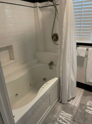 Shower, hair dryer, towels, soap - BEAUTIFUL LAKE HAMILTON COTTAGE - GREAT LOCATION, GREAT VIEWS - ADORABLE  3BD/3B (Hot Springs)