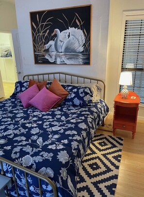 3 bedrooms, iron/ironing board, WiFi, bed sheets - BEAUTIFUL LAKE HAMILTON COTTAGE - GREAT LOCATION, GREAT VIEWS - ADORABLE  3BD/3B (Hot Springs)