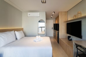 Premium bedding, desk, laptop workspace, blackout curtains - Nik Perdizes (São Paulo)