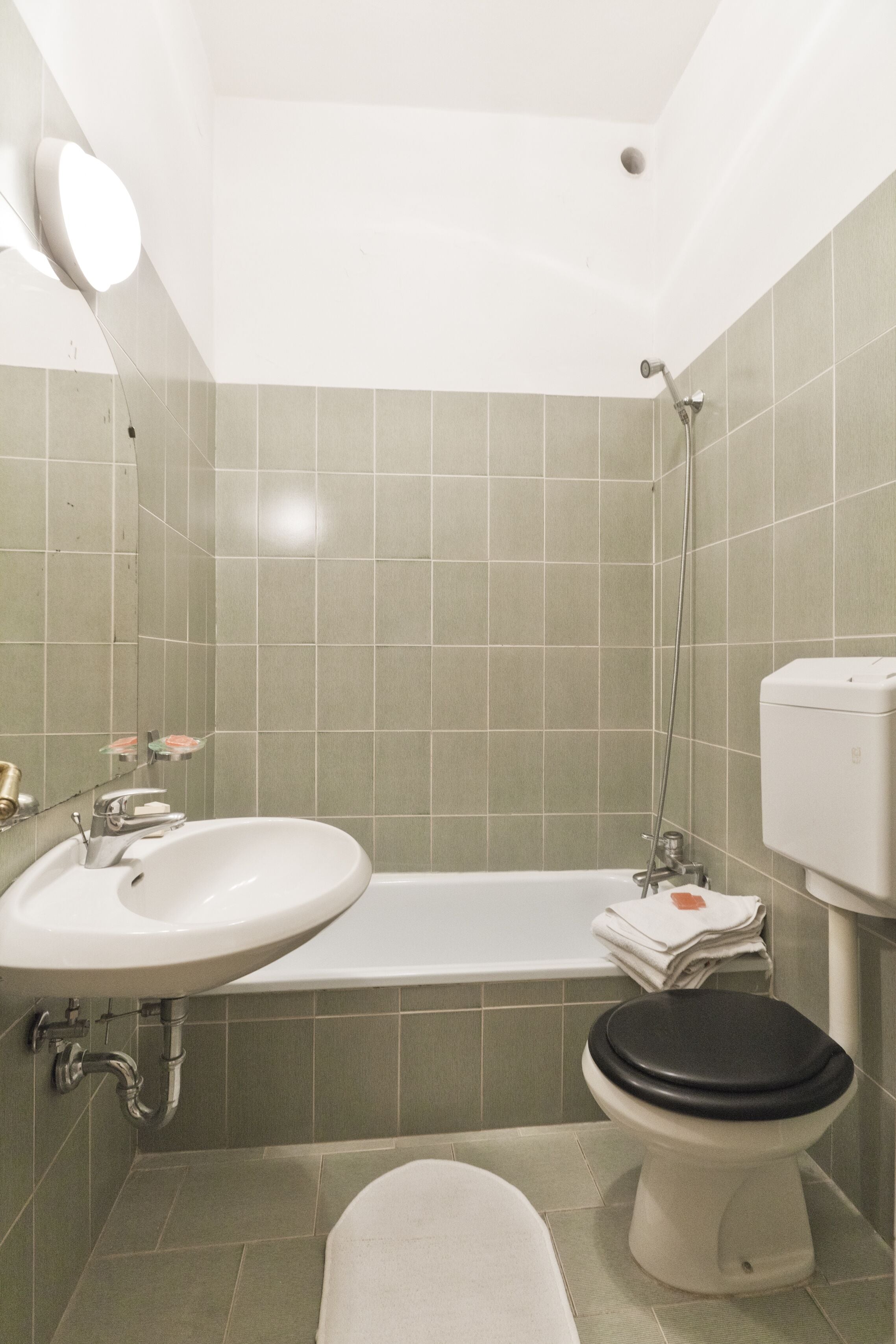 Ein Badezimmer mit Waschbecken, Toilette und Badewanne.