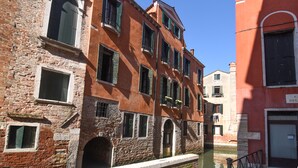 Un canale stretto fiancheggiato da edifici.