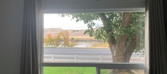The River Shanty! Vintage Vibe! Expansive river view. Minutes from Town! Clean!