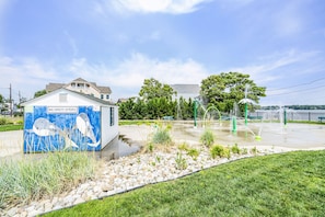 Property grounds - Charming 3-bedroom house with AC and WiFi in Ocean Gate. 2 Blocks from the beach (Ocean Gate)