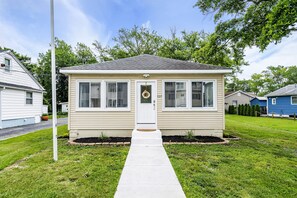 Exterior - Charming 3-bedroom house with AC and WiFi in Ocean Gate. 2 Blocks from the beach (Ocean Gate)