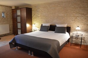 Chambre double, salle de bain privée, vue sur la cour intérieure (Chambre Pommard) | Accès au Wi-Fi (inclus)