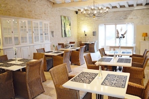 Double Room, Private Bathroom, Courtyard View (Chambre Meursault) | Dining
