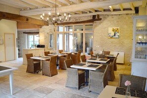 Habitació doble, bany privat, vistes al jardí (Chambre Givry) | Servei de restauració