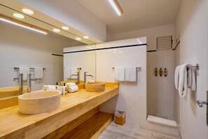 Dusche, Haartrockner, Handtücher, Seife