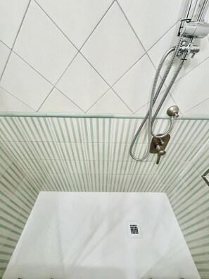 Dusche, Haartrockner, Bidet, Handtücher