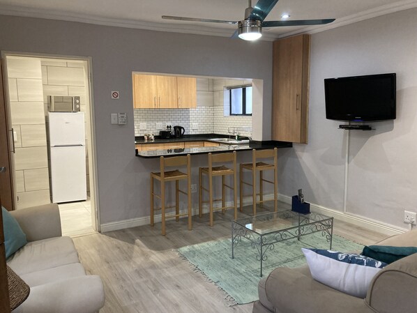 슈피리어 코티지 | 거실 공간 | 케이블 채널 시청이 가능한 43인치 플라스마 TV, 넷플릭스, 스트리밍 서비스