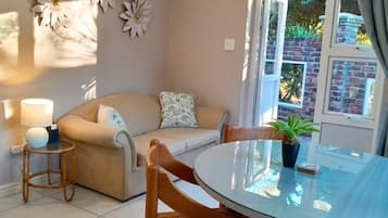 Cottage Superior, 1 kamar tidur, pemandangan halaman, area halaman | Area keluarga | Televisi plasma 43-inci dengan saluran TV kabel dan Netflix