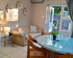 Casa rural superior, 1 dormitori, vistes al pati, zona de pati | Sala d'estar | Televisor de plasma de 43 polzades amb canals per cable i Netflix 