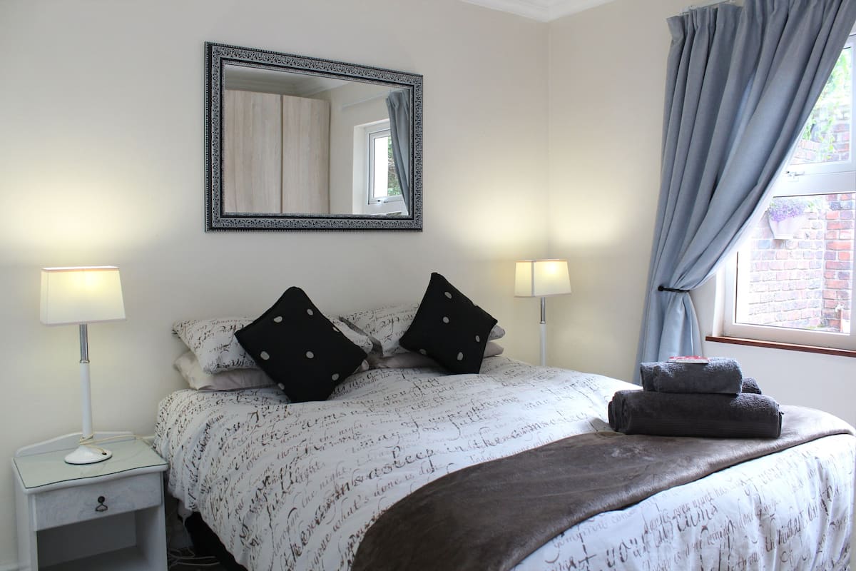 Superior cottage, 1 slaapkamer, uitzicht op binnenplaats, aan de binnenplaats | 1 slaapkamer, luxe beddengoed, bedden met traagschuimmatras