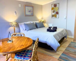 1 bedroom, premium bedding, memory-foam beds, soundproofing - The High Street Accommodation (Cape Town)