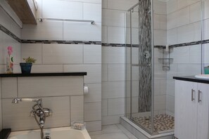 Luxury Cottage | Bathroom | Shower, hair dryer, towels, soap - The High Street Accommodation (Cape Town)