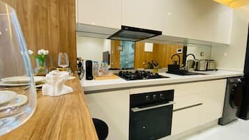 Apartamento Deluxe, no fumadores | Zona de estar | Smart TV de 50 pulgadas con canales por satélite, Netflix