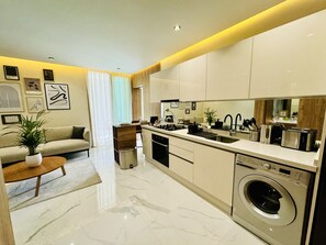 Luxury Apartment, 1 King Bed | Private kitchen | Full-size fridge, oven, stovetop, espresso maker - Stay'Inn - Anfa Flores (Casablanca)