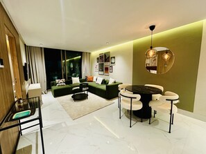 Exclusive Apartment | Living area | 50-inch Smart TV with satellite channels, Netflix, streaming services - Stay'Inn - Anfa Flores (Casablanca)