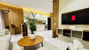 Apartamento de lujo, 1 cama de matrimonio grande | Zona de estar | Smart TV de 50 pulgadas con canales por satélite, Netflix