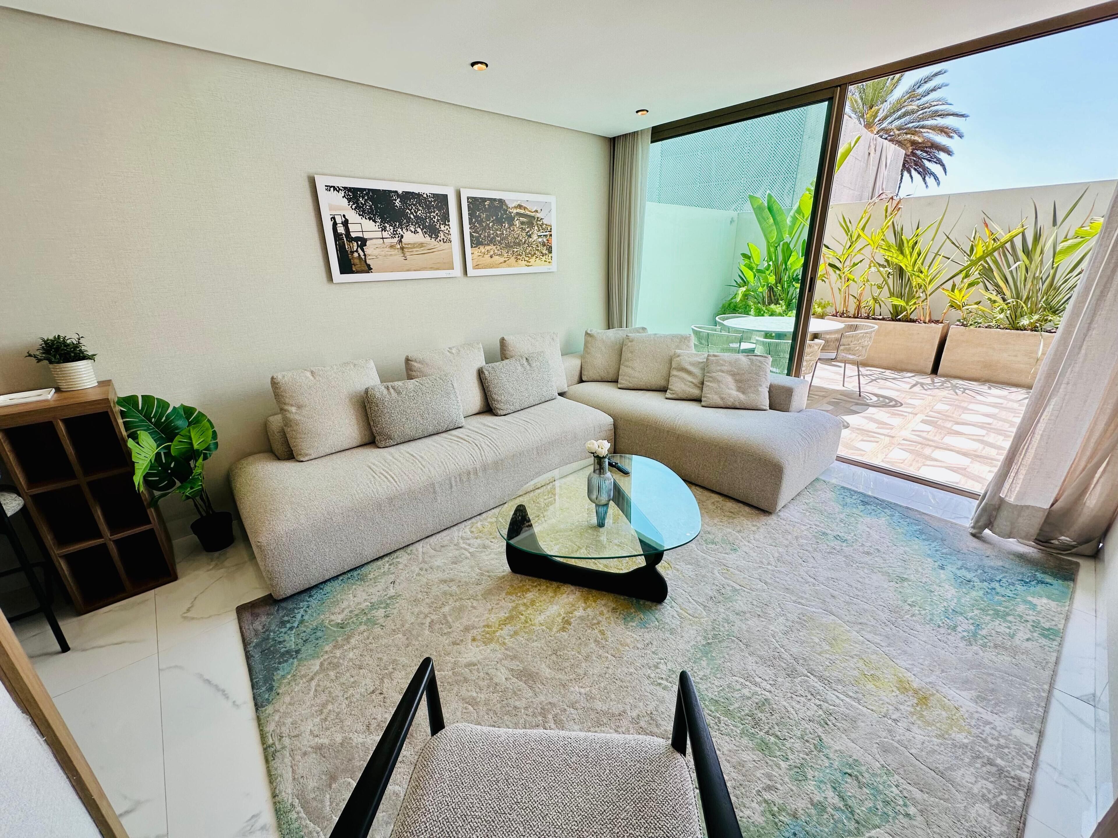 Apartamento Deluxe, no fumadores, terraza | Zona de estar | Smart TV de 50 pulgadas con canales por satélite, Netflix