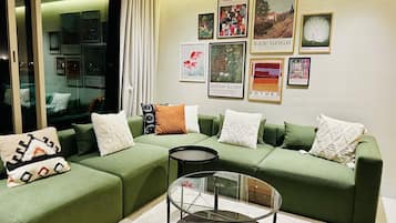 Exklusiv lÀgenhet | Vardagsrum | 50-tums smart-tv med satellitkanaler, Netflix och streamingtjÀnster