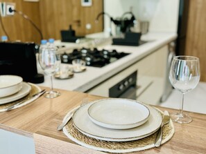 Departamento de lujo, 1 cama King size | Área de sala de estar | Smart TV de 50 pulgadas con canales vía satélite y Netflix 