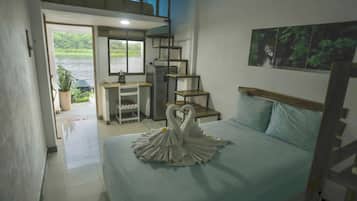 Quarto quádruplo econômico, 1 quarto, varanda, vista para a baía | Individualmente mobiliados, espaço de trabalho para notebook